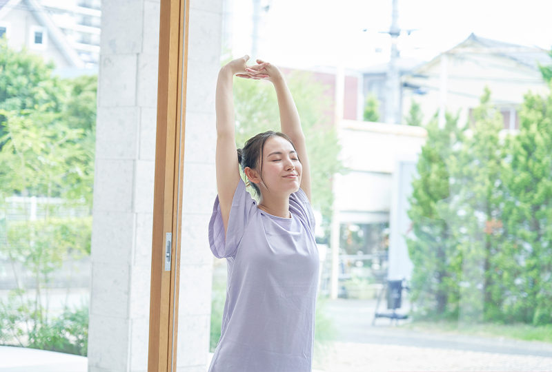 ストレッチをする女性